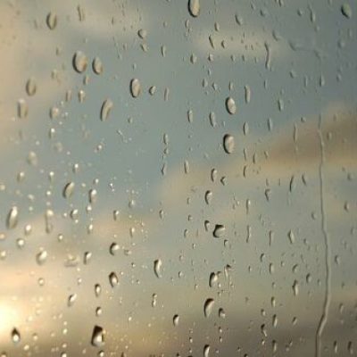 Regen op zolderraam